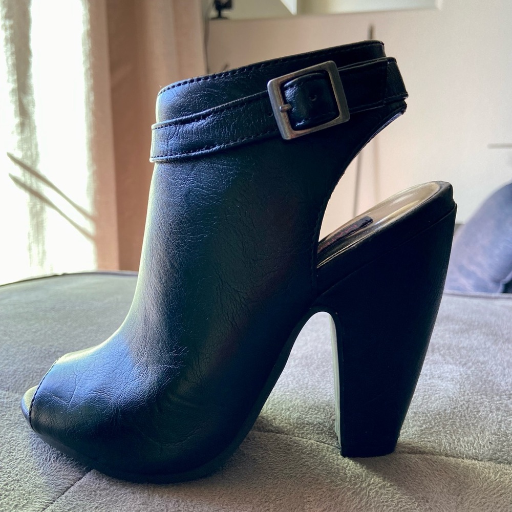 Material Girl “Penrose” Beautiful Peek Boo Sling Pump NWOT. Size 5